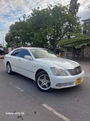 A picture of Toyota crown Royal saloon