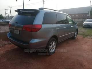 A picture of Toyota sienna model