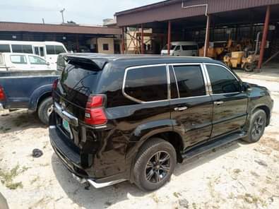 A picture of GX 470 Lexus Jeep upgraded to Land Cruiser Prado 2023