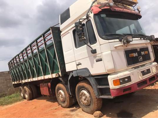 A picture of AWOOF USED MAN TRUCK 12TIRES