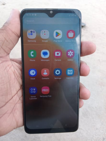 A picture of Samsung A32 na A05