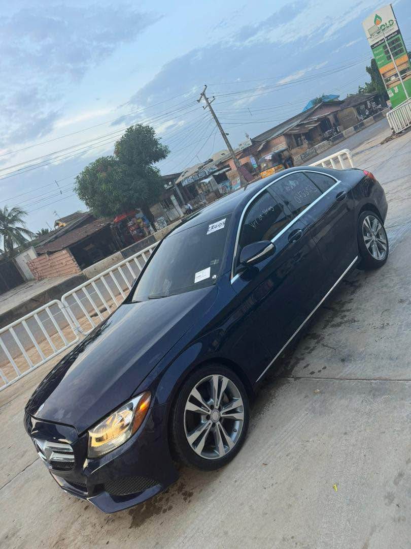 A picture of DISTRESS FOREIGN USED 2015 C300 07066049055