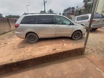 A picture of 2005 Toyota sienna