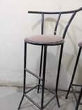 A picture of Viti viwili na hiyo meza