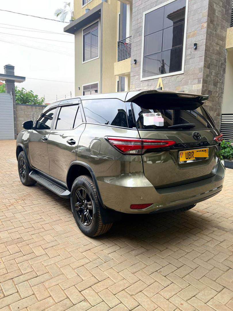 A picture of TOYOTA FORTUNER 2020 at only 220m