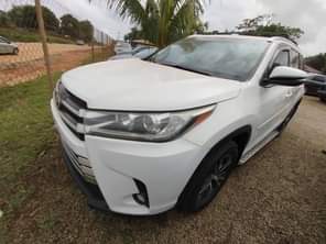 A picture of Belgium 2017 Toyota Highlander with this year original custom duty