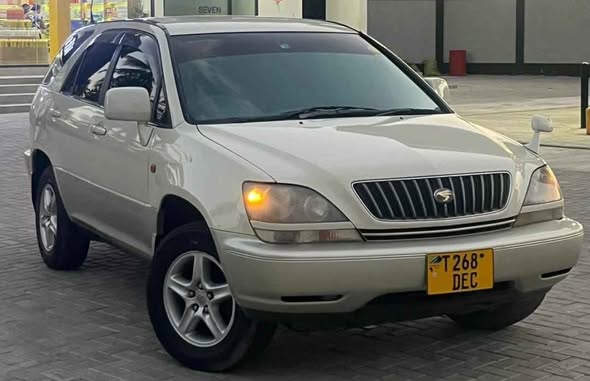 A picture of TOYOTA HARRIER OLD