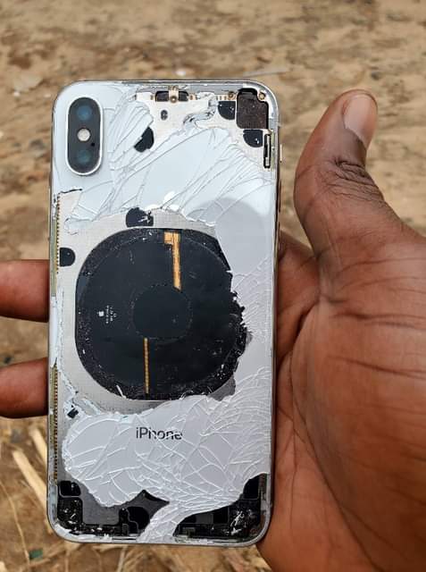 A picture of Iphone x Storage 64 Price 150000 Inafanya jaz inawaka na