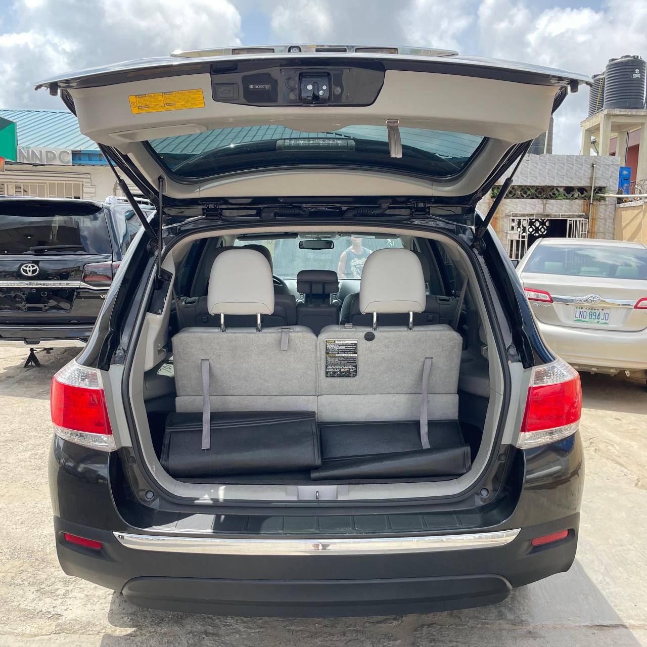 A picture of Toyota Highlander black