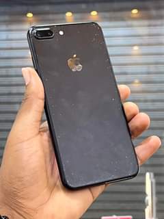 A picture of iPhone 7 used ina crack kweny kioo