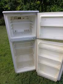 A picture of Samsung fridge double door inagandsha sana na kupoza vzr bei