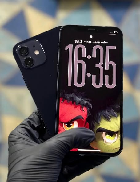 A picture of Iphone 12
