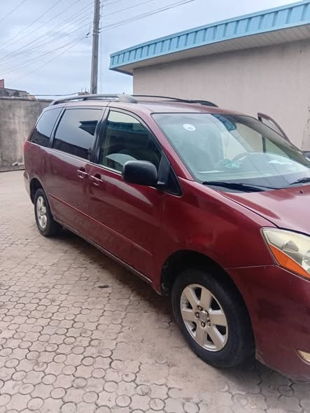A picture of Toyota sienna 2006