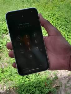 A picture of iphone xr mpya betri health 100 haina kipengele chochote