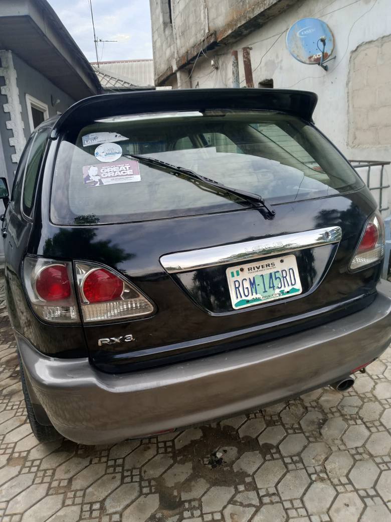 A picture of Lexus RX300