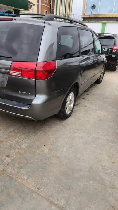A picture of Toyota Sienna 2005 model