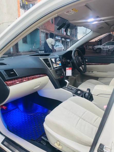 A picture of Subaru Outback 2010 PRICE 20 000 000 UGX clean interior