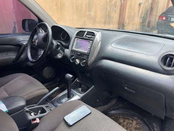 A picture of Toyota RAV4 4plugs