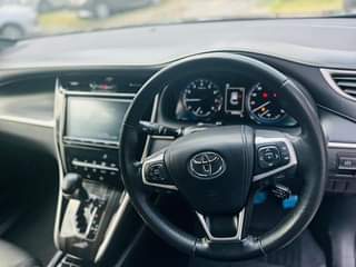 A picture of TOYOTA HARRIER 2017