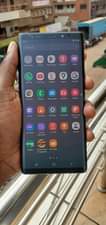 A picture of Samsung note 9 cracked