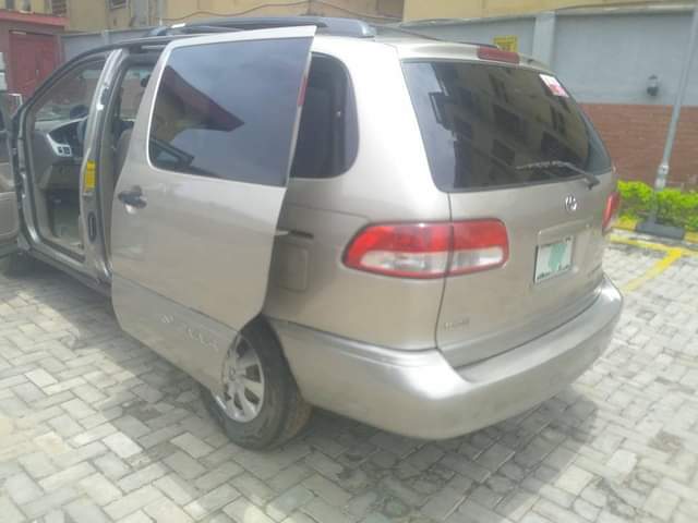 A picture of First body Toyota sienna for sale you can call 08037665153