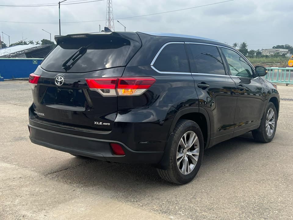 A picture of 2016 TOYOTA HIGHLANDER XLE toks upgraded to 2018 chai this
