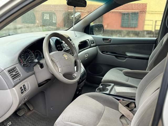 A picture of Neatly used Toyota Sienna complete first body Tokunbo standard Grade