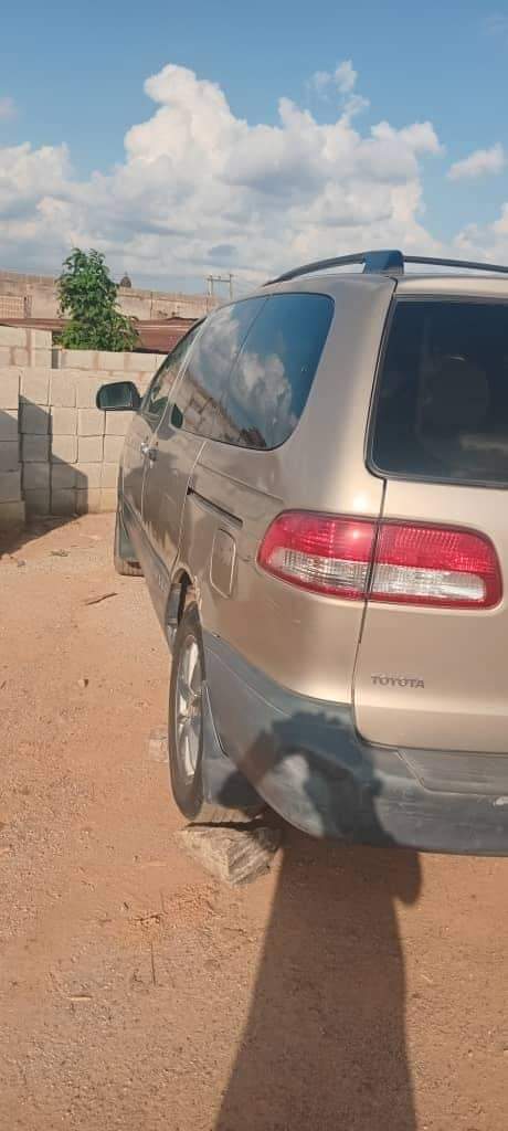 A picture of 2002 Sienna Car