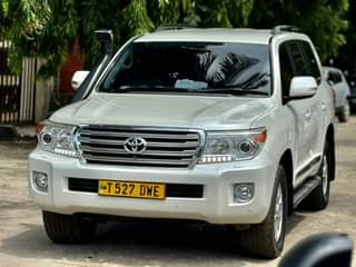 A picture of LANDCRUISER VX V8 DWE PRICE 130M 0765242424 Call WhatsApp INSTAGRAM