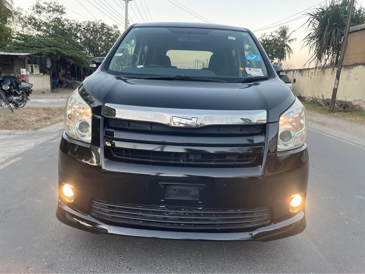 A picture of TOYOTA NOAH NEW MODEL 2008 PRICE 25 800 000 Year