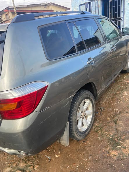 A picture of First body Toyota Highlander 2010 model with untouched engine and