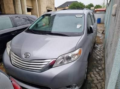 A picture of Toyota Sienna With Panoramic Roof 3 5L V6 Engine Thumb