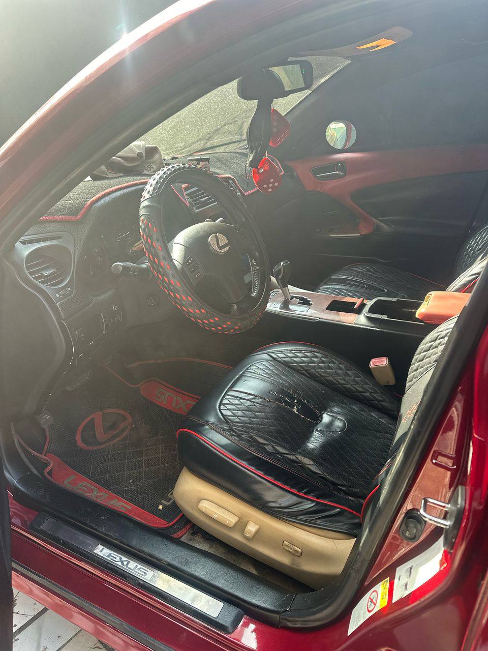 A picture of Lexus is250