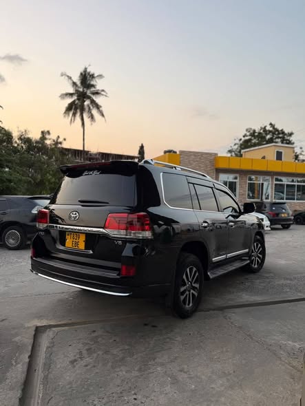 A picture of Landcruiser v8 vxr 128mil tuu 0692142626 Gari nzurii sanaa 1vd