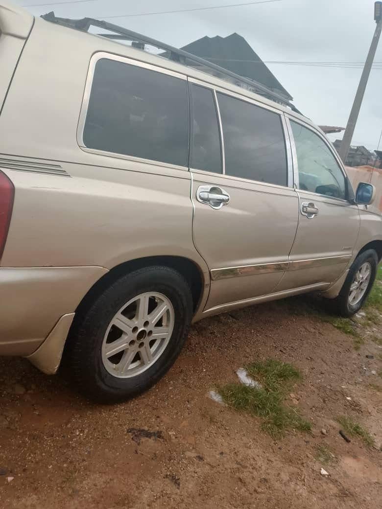 A picture of Mad Distress Distress 04 Toyota Highlander 2 Seater rows