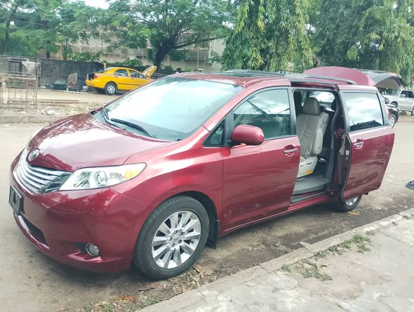 A picture of 2011 Toyota sienna tokumbo limited