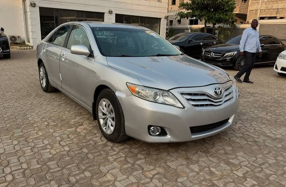 A picture of 2010 TOYOTA CAMRY LE