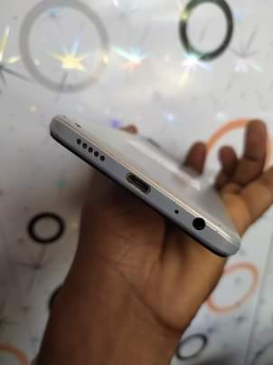 A picture of Tecno spark 8c Gb 64 ram 3 uwakika imenyooka b