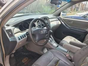 A picture of Registered Toyota Highlander 2003 pure first body pan 2 Rows