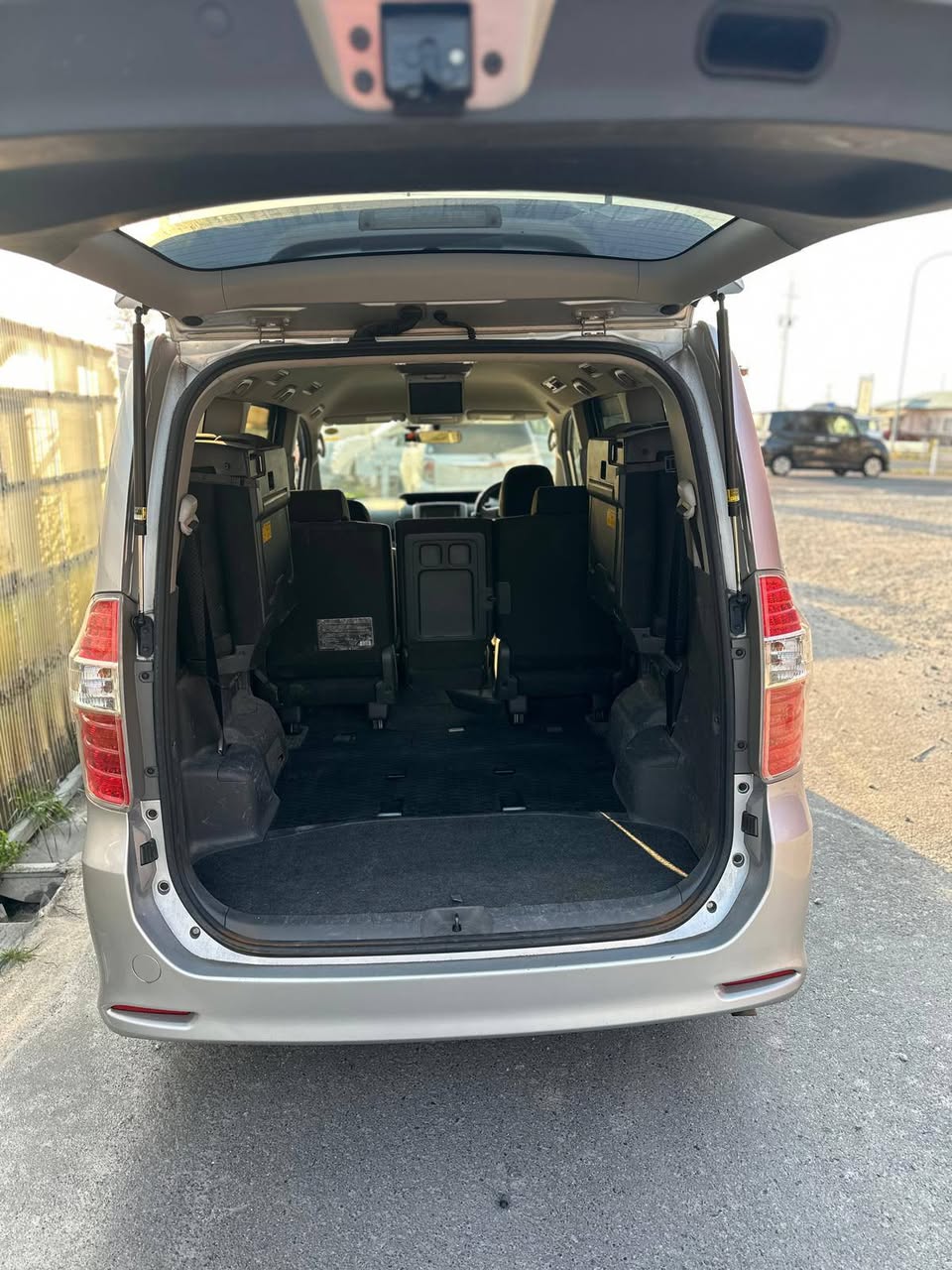 A picture of Inauzwa Toyota Noah Price Tag 21.5M For sell Toyota Noah