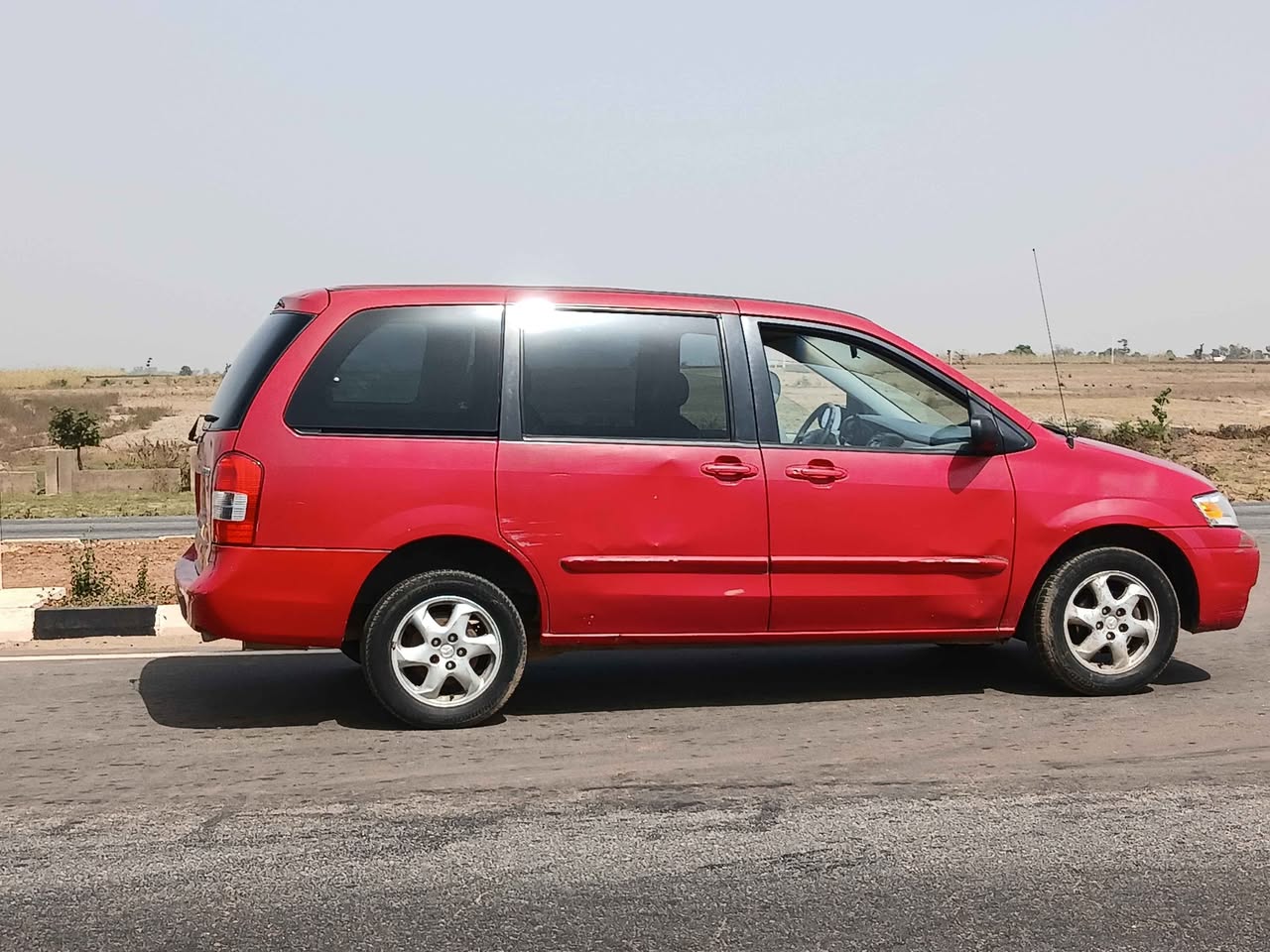 A picture of Mazda MPV 2002