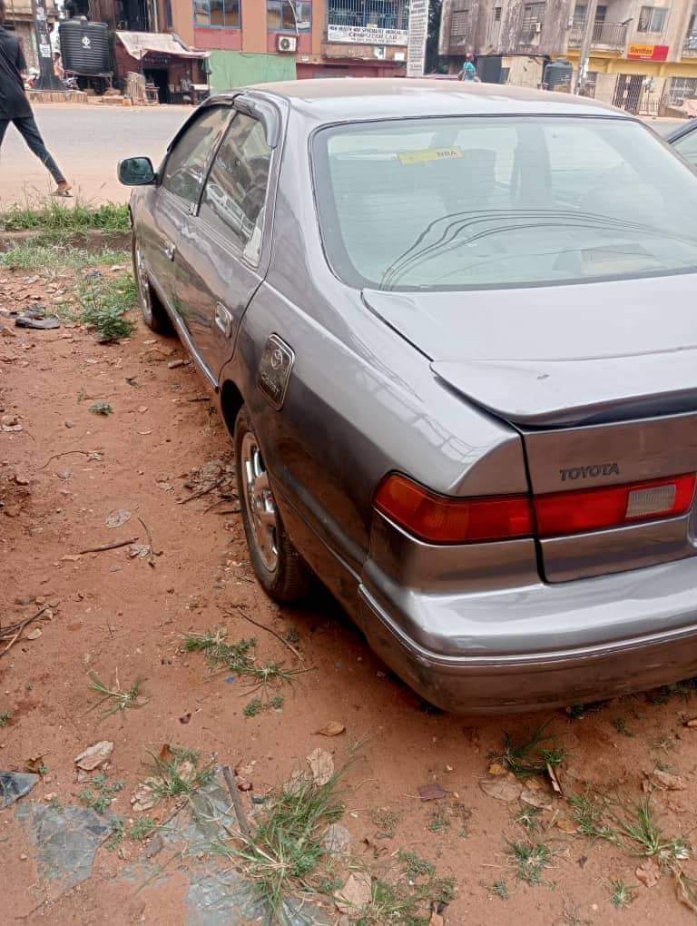 A picture of 2000 Toyota camry grey