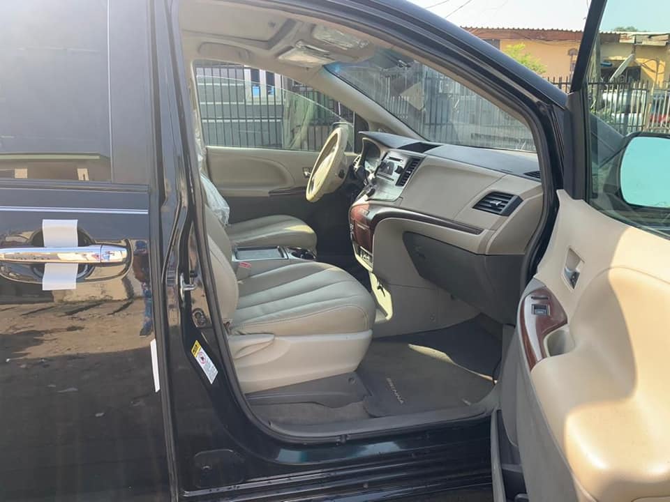 A picture of Toyota Sienna 2012 model