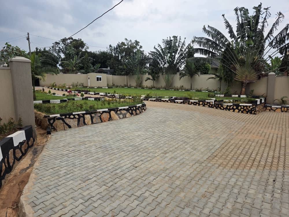 A picture of 5 bedrooms house with 2 boy s quarters on sale