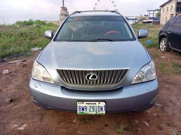 A picture of Over highest grade Lexus RX 330 Everything is intact and
