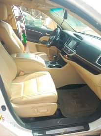 A picture of Foreign used highlander 2016