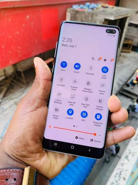 A picture of SAMSUNG S10 