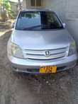 A picture of Toyota IST inauzwa Kama ilivo engine Ina kamlio lakin inawaka