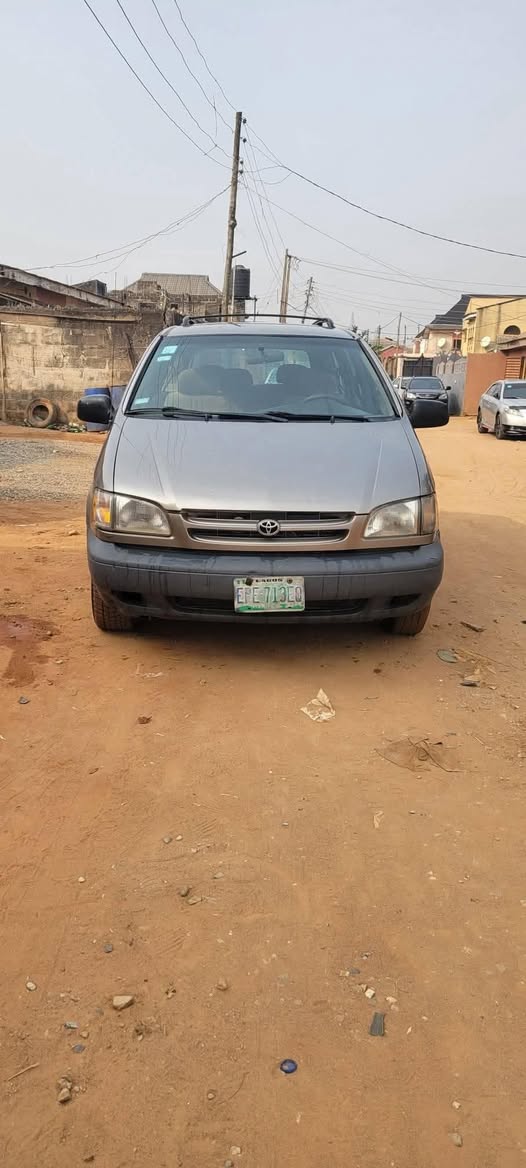 A picture of 2000 Sienna 2000