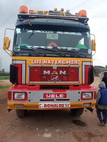 A picture of Neatly used M A N Diesel 12 tyres truck